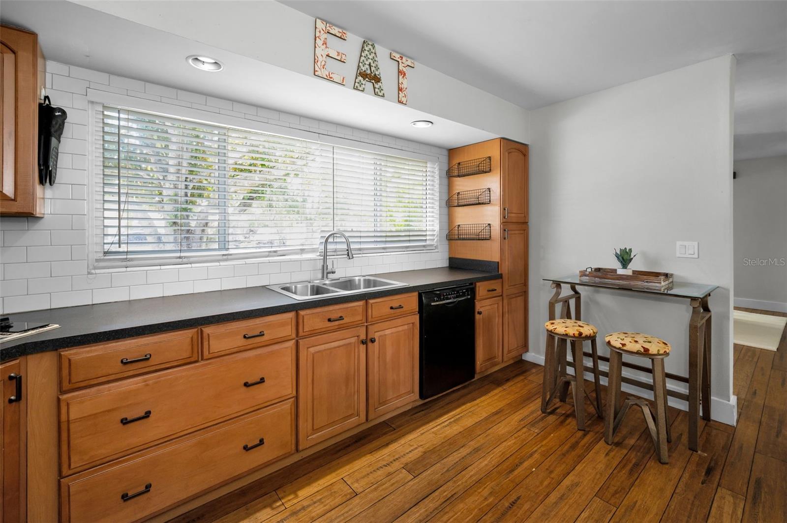 Image 19 of 43 For 1866 Murray Avenue