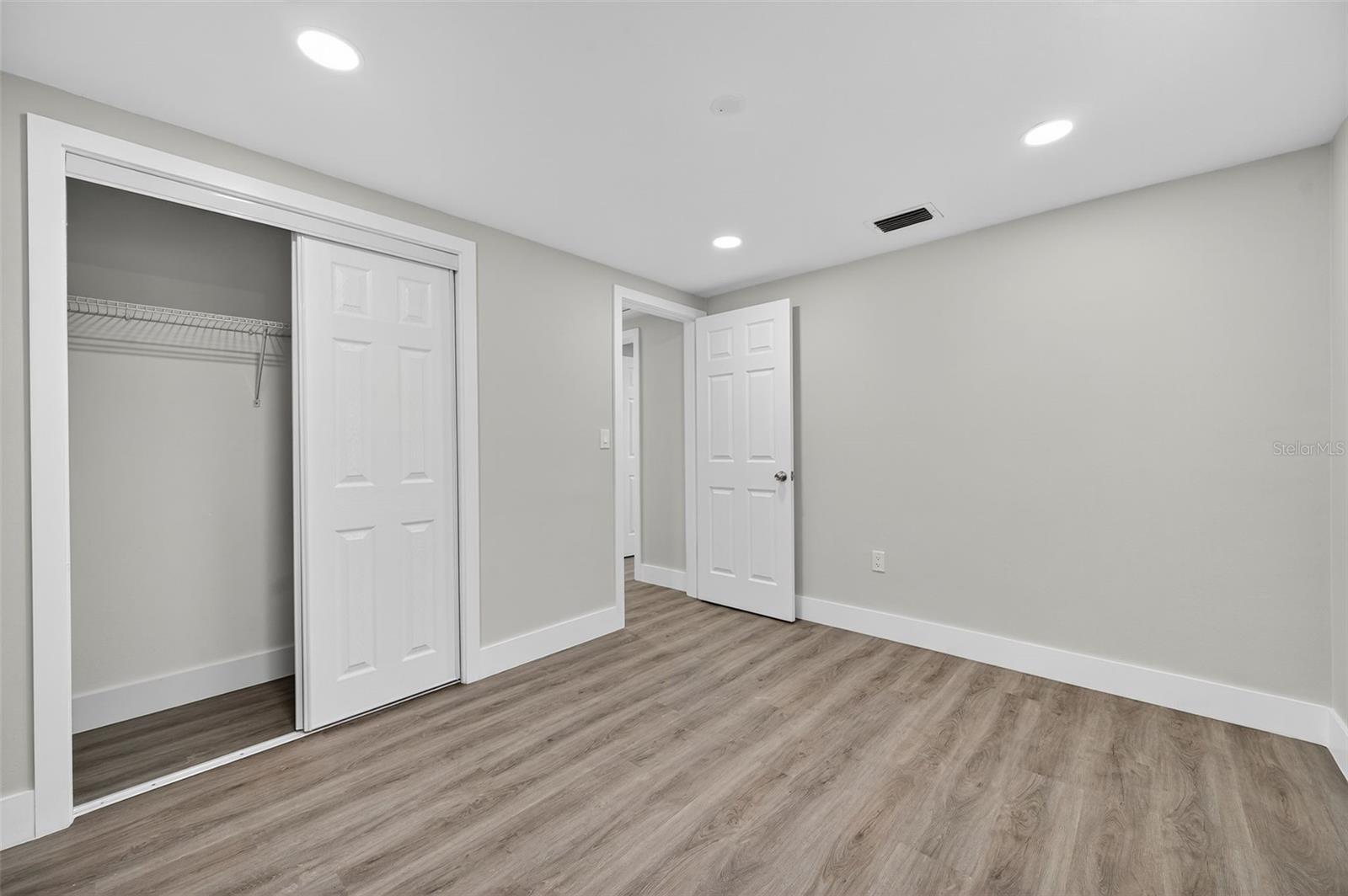 Listing photo id 23 for 5949 1st Avenue