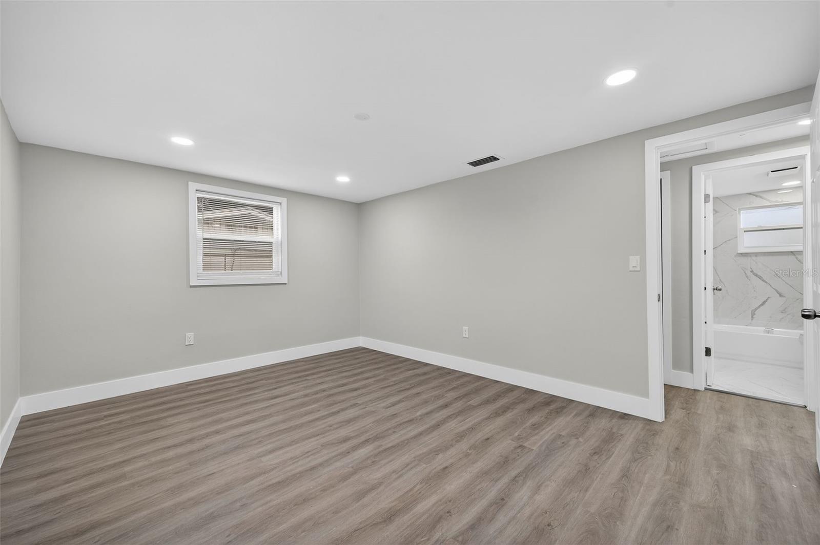 Listing photo id 24 for 5949 1st Avenue