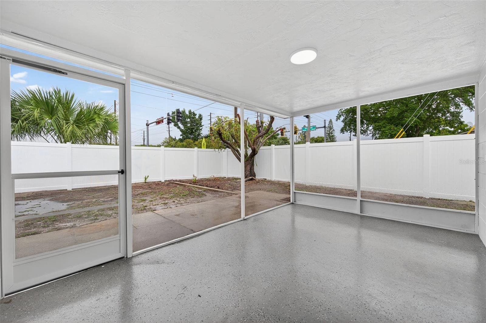 Listing photo id 28 for 5949 1st Avenue