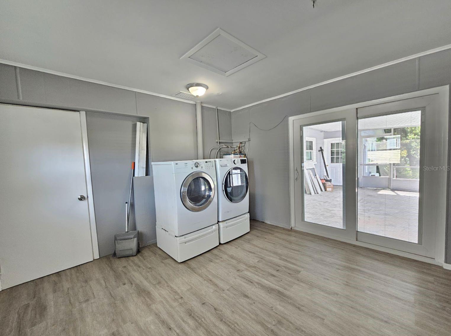 Image 16 of 22 For 855 Candyce Avenue