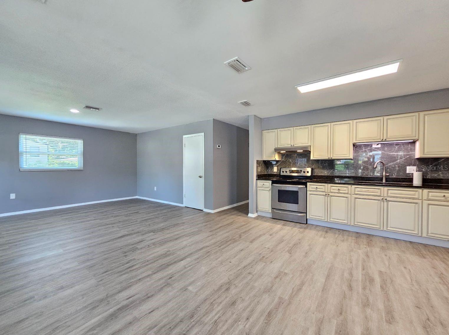 Image 4 of 22 For 855 Candyce Avenue