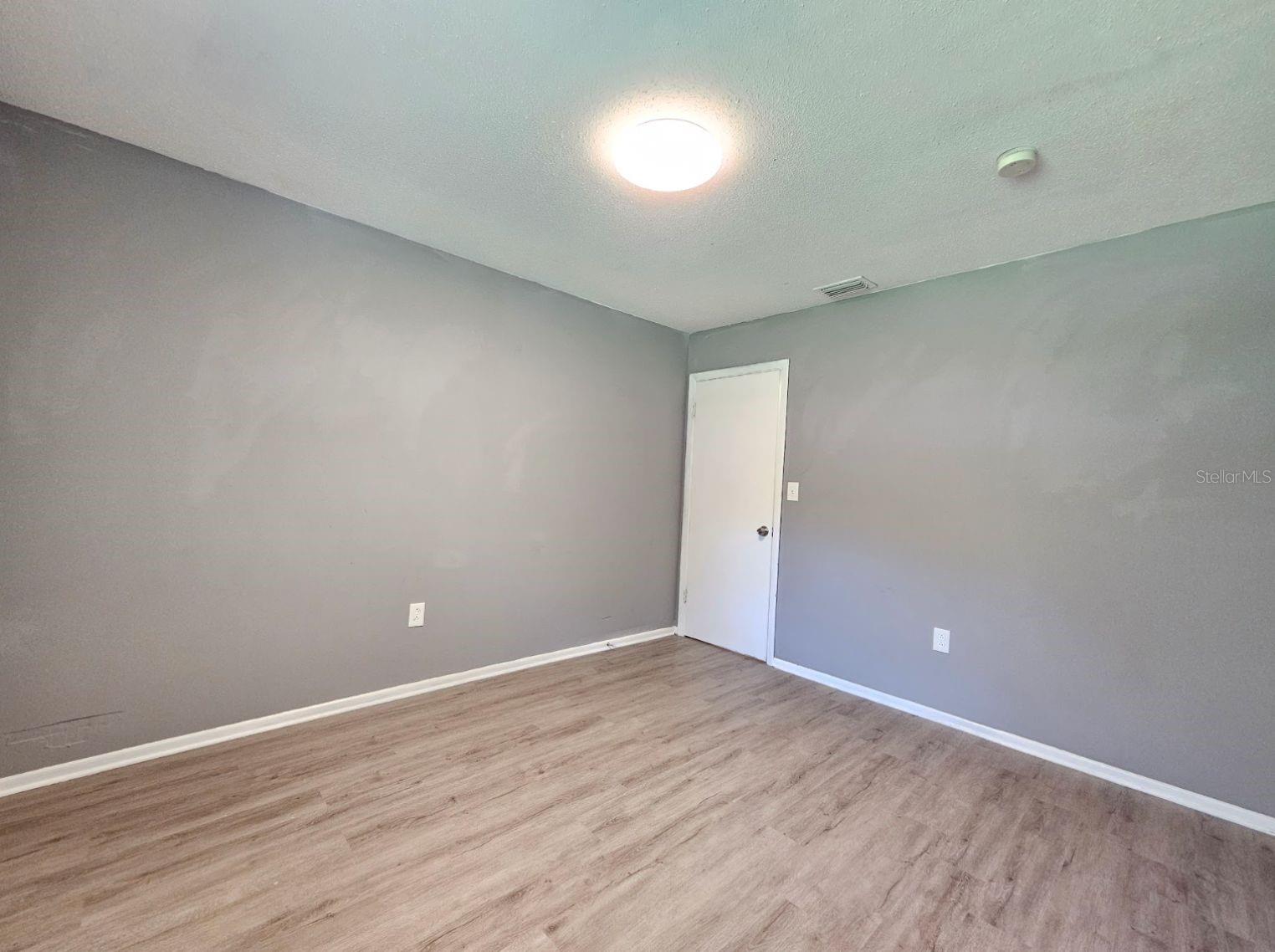 Image 8 of 22 For 855 Candyce Avenue