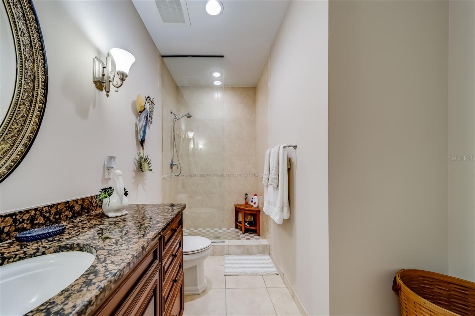Image 16 of 81 For 202 Windward Passage 604