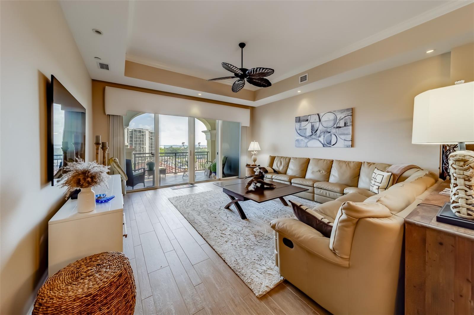 Image 36 of 81 For 202 Windward Passage 604
