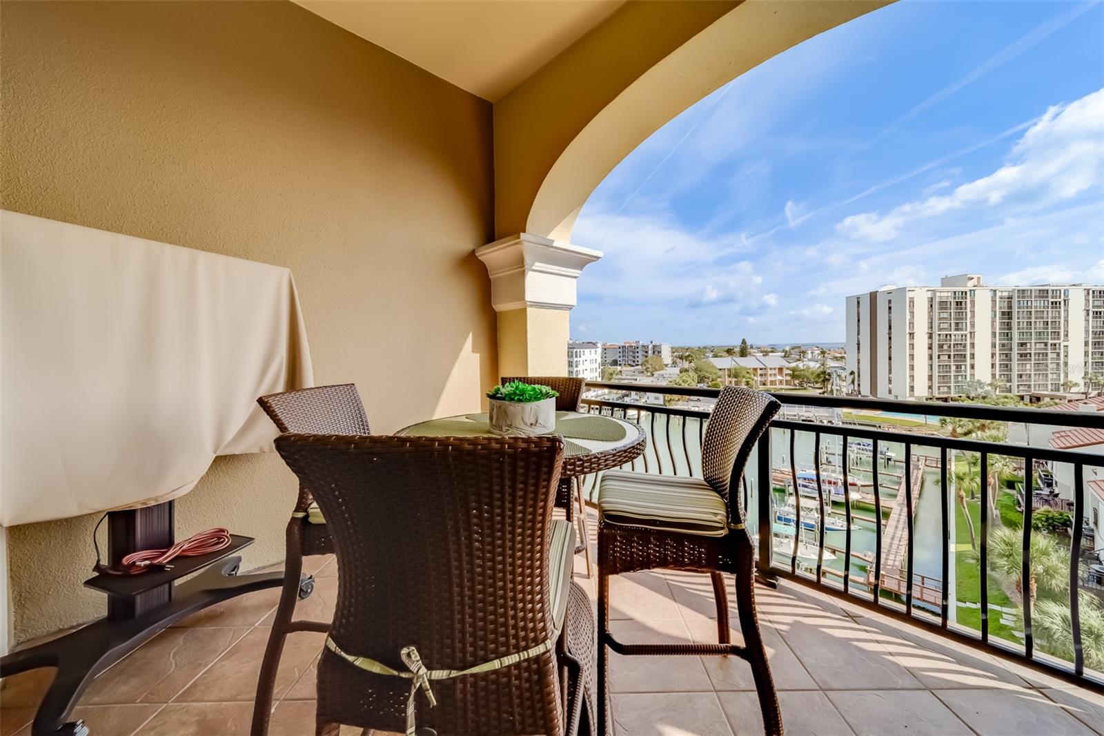 Image 43 of 81 For 202 Windward Passage 604