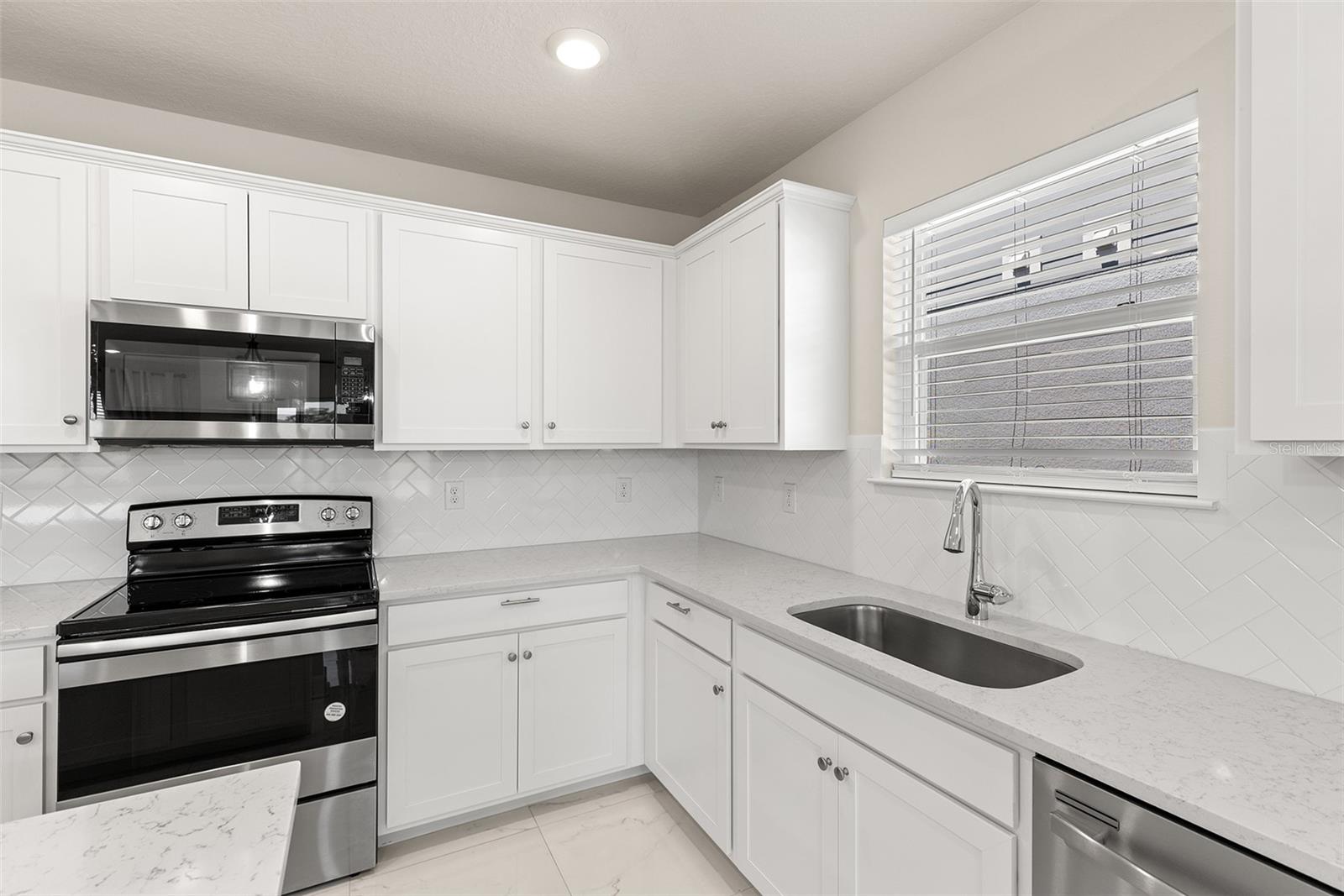 Image 10 of 38 For 9256 Royal River Circle