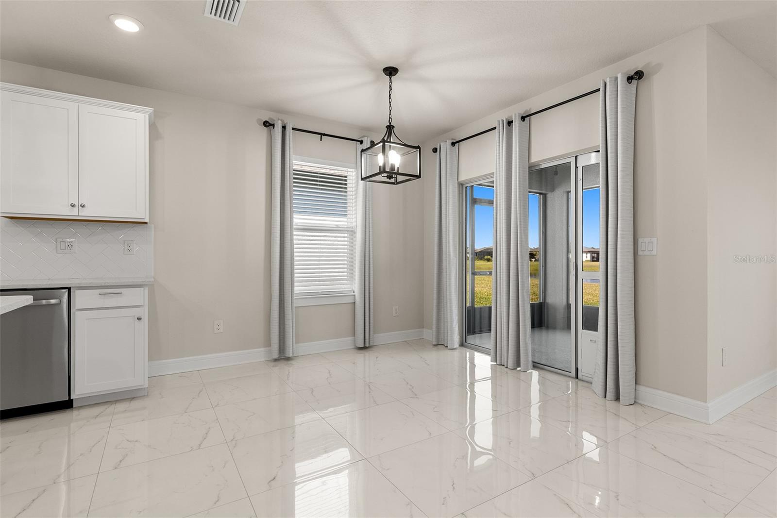 Image 13 of 38 For 9256 Royal River Circle
