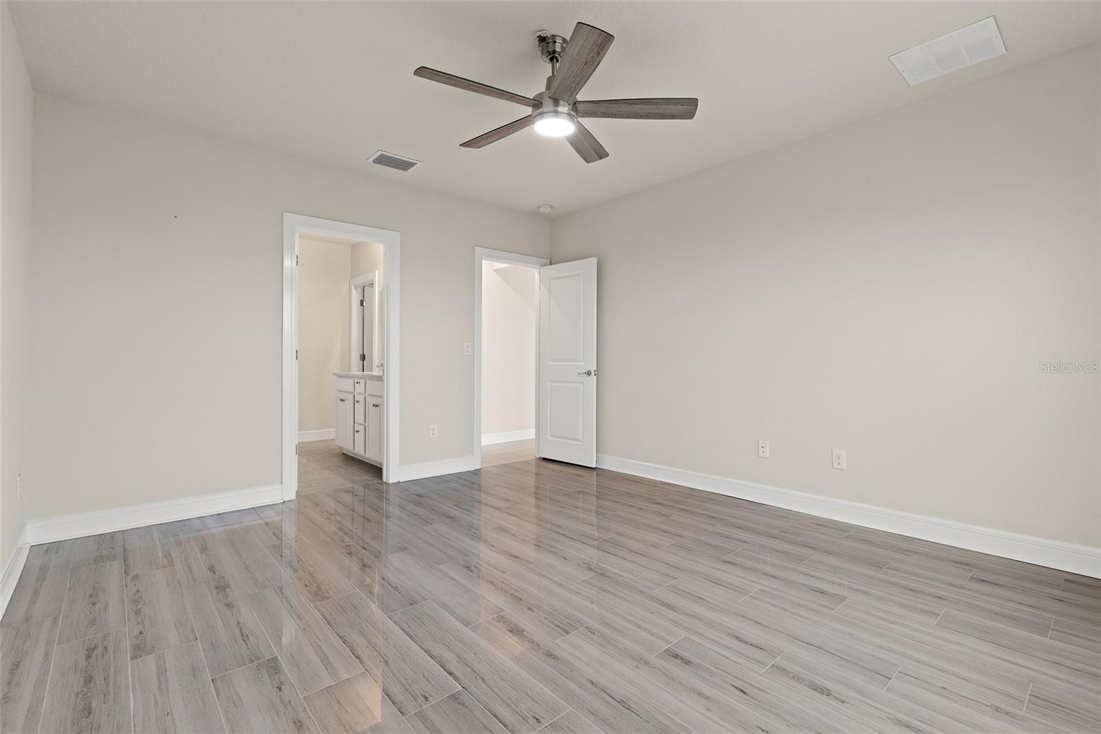 Image 15 of 38 For 9256 Royal River Circle