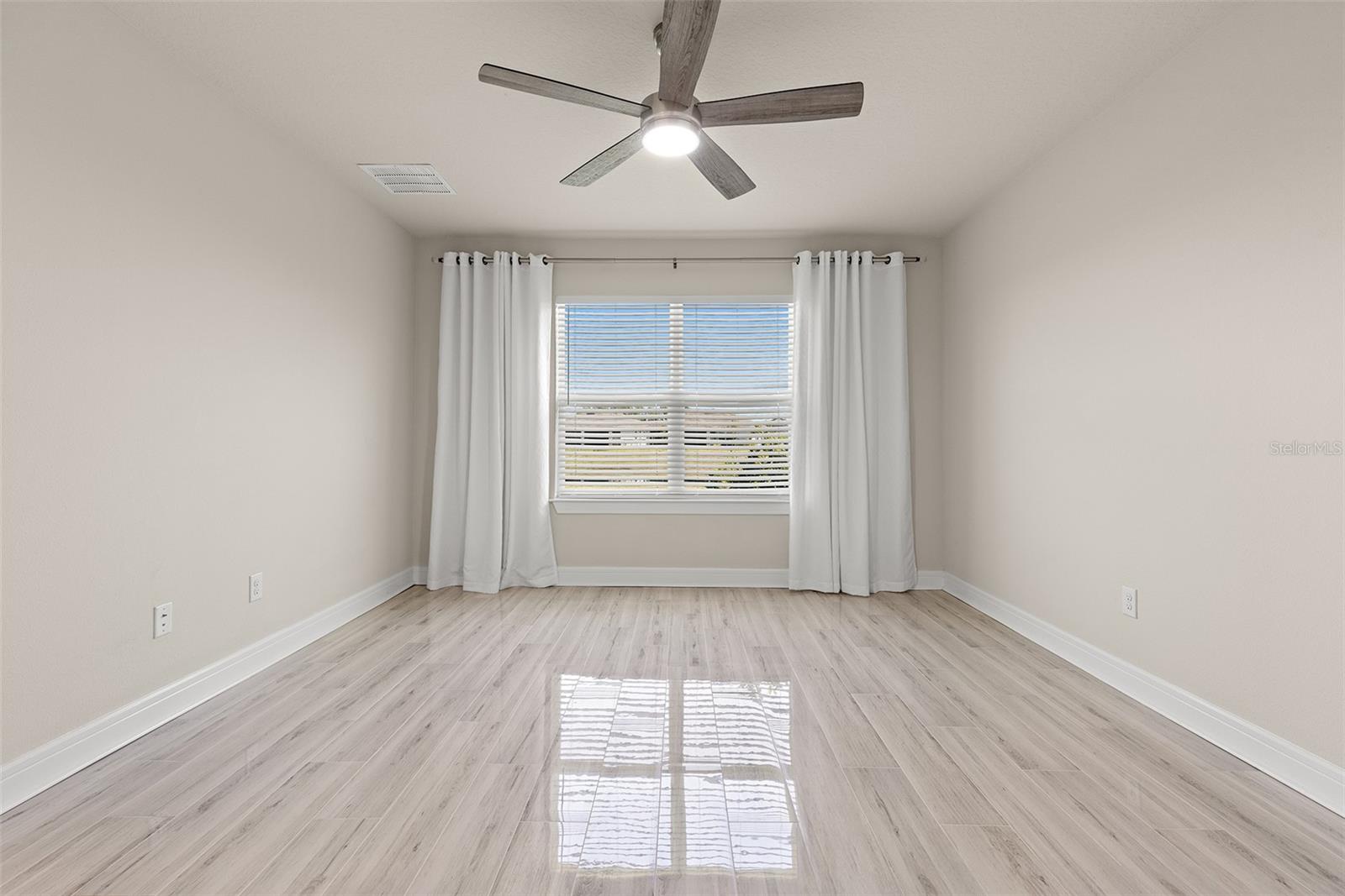 Image 16 of 38 For 9256 Royal River Circle