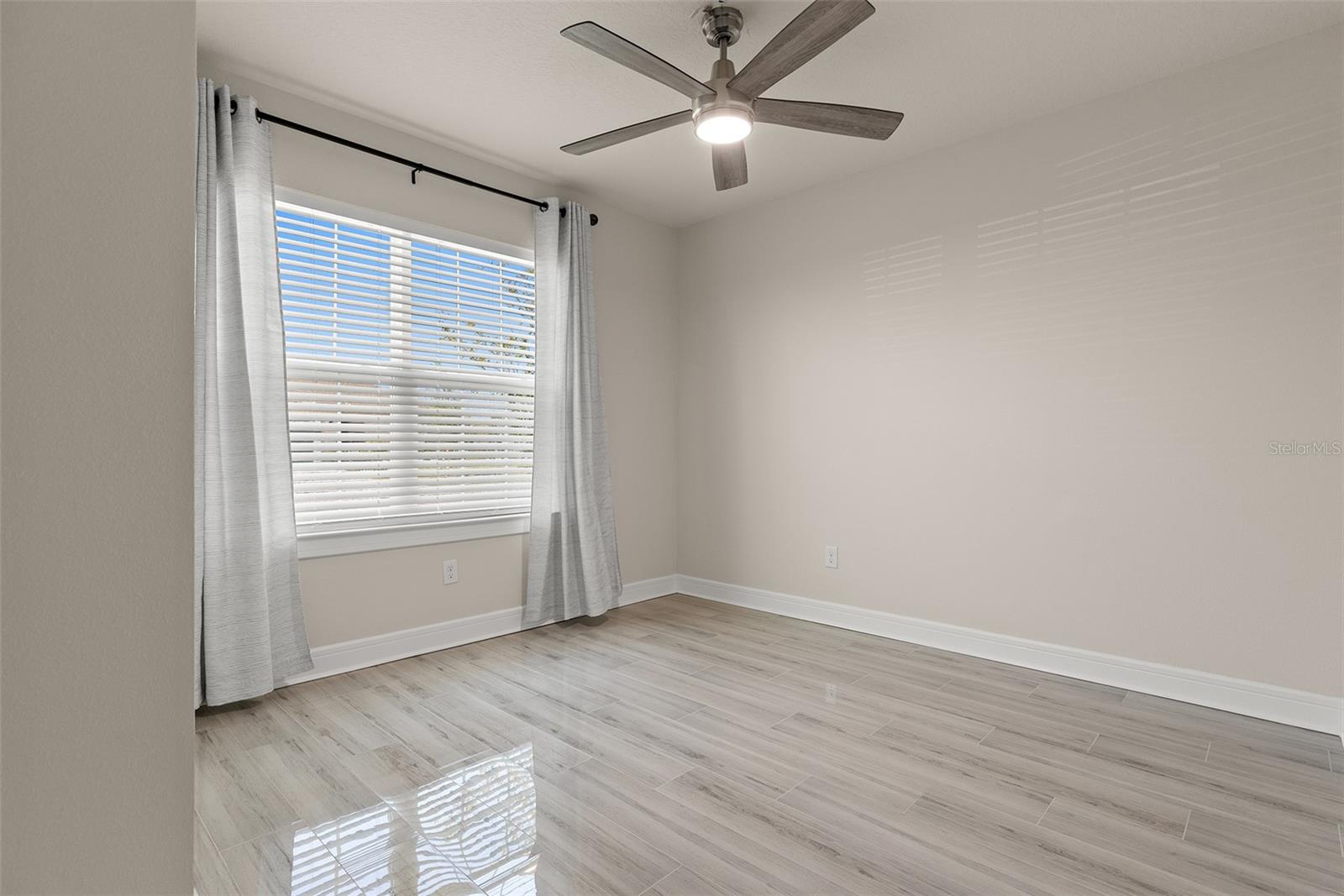 Image 17 of 38 For 9256 Royal River Circle