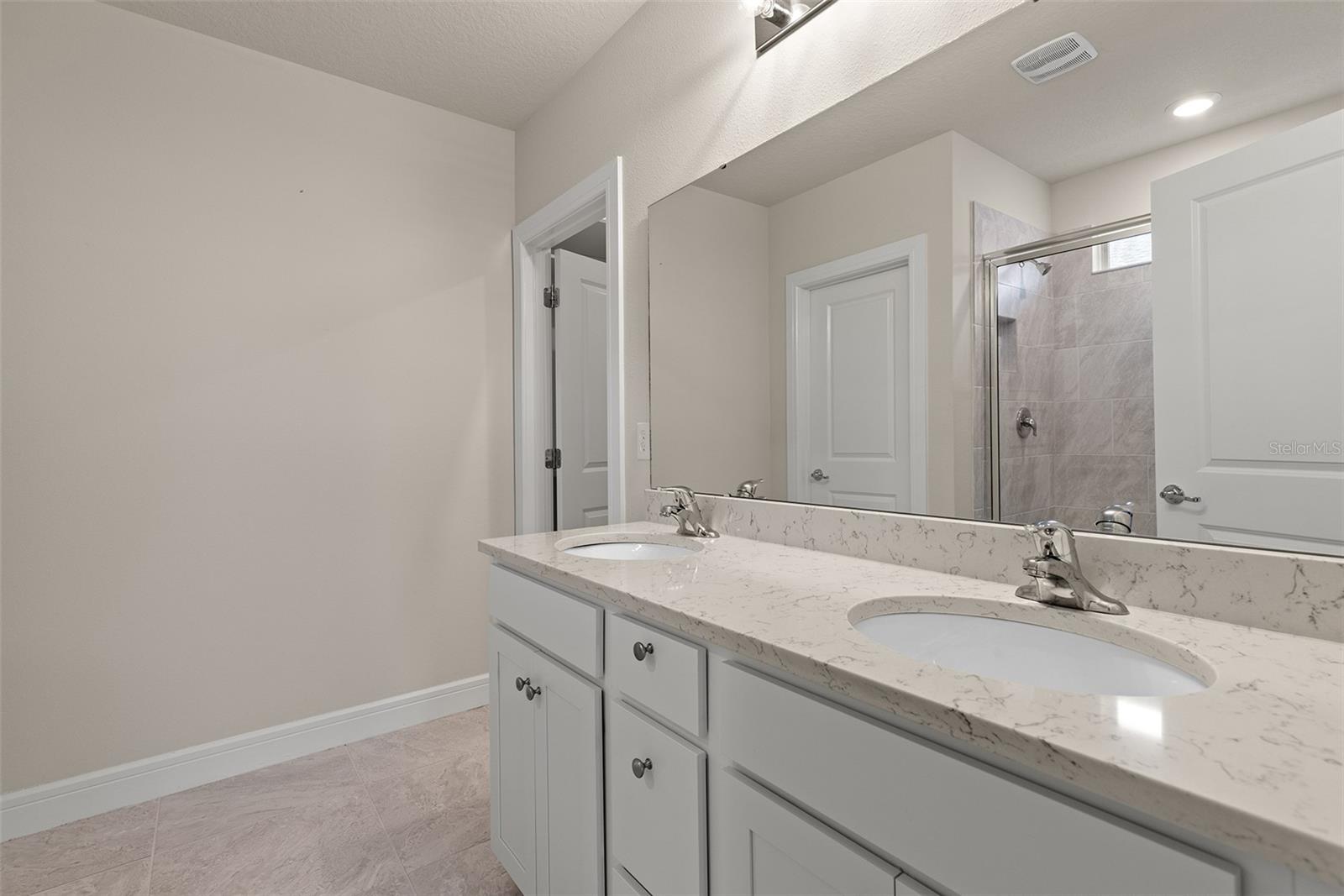 Image 18 of 38 For 9256 Royal River Circle