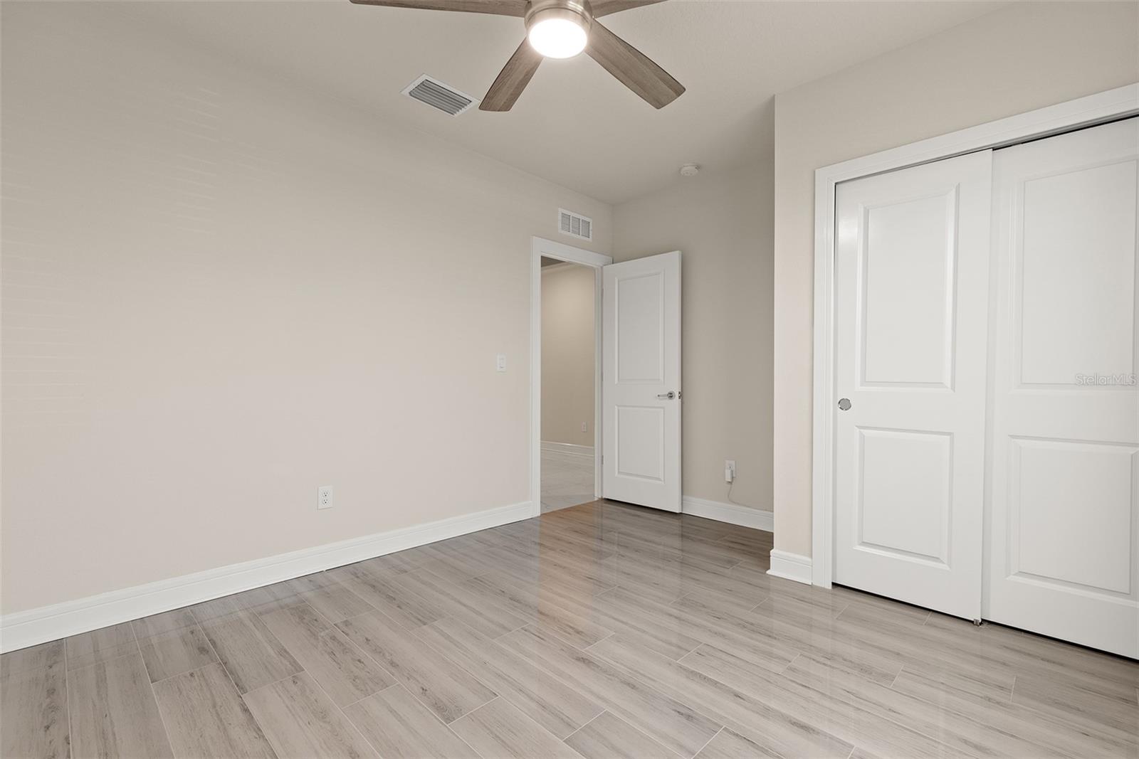 Image 21 of 38 For 9256 Royal River Circle