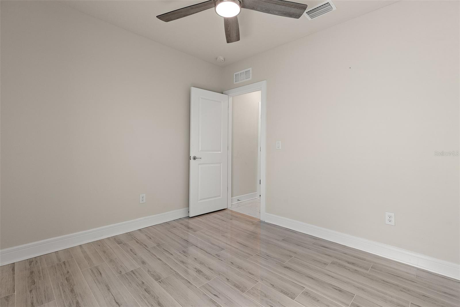 Image 24 of 38 For 9256 Royal River Circle