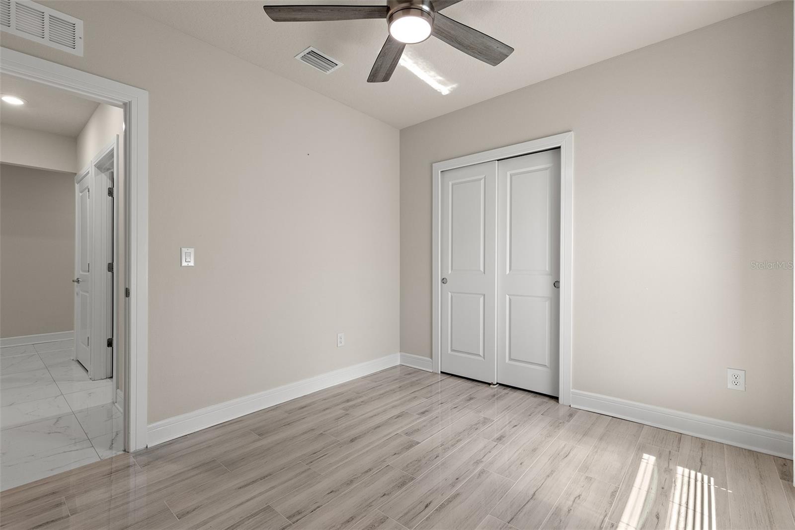 Image 25 of 38 For 9256 Royal River Circle