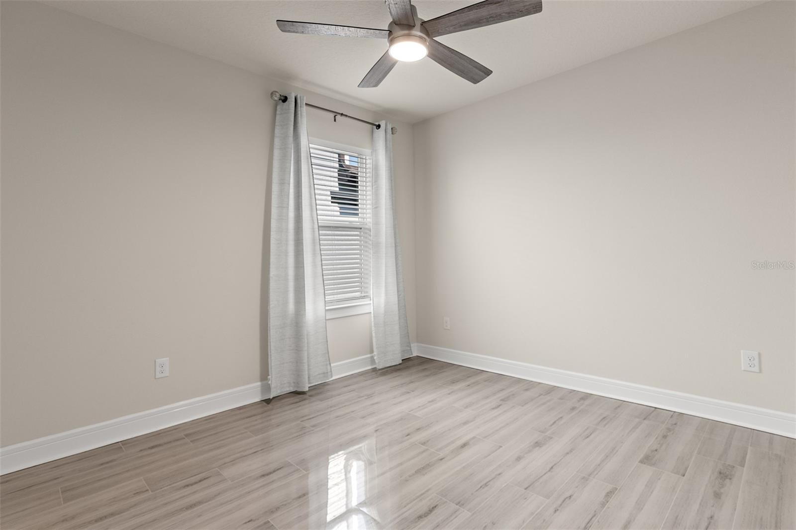 Image 26 of 38 For 9256 Royal River Circle