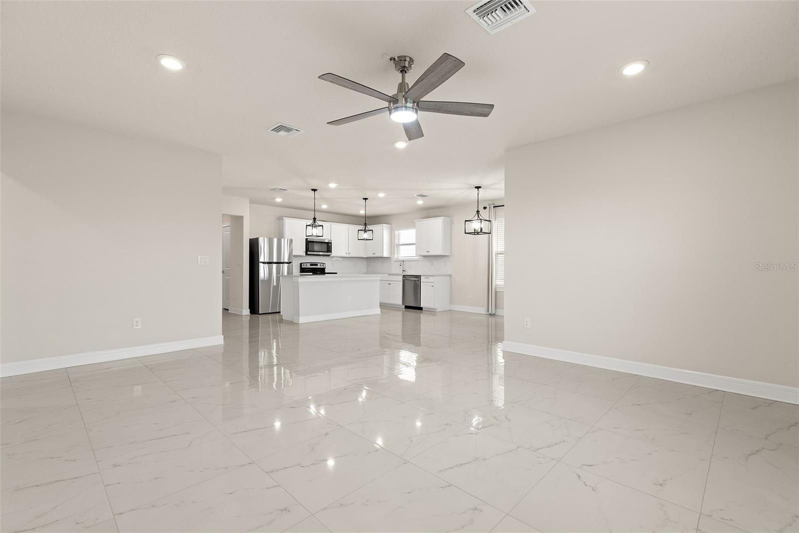 Image 5 of 38 For 9256 Royal River Circle