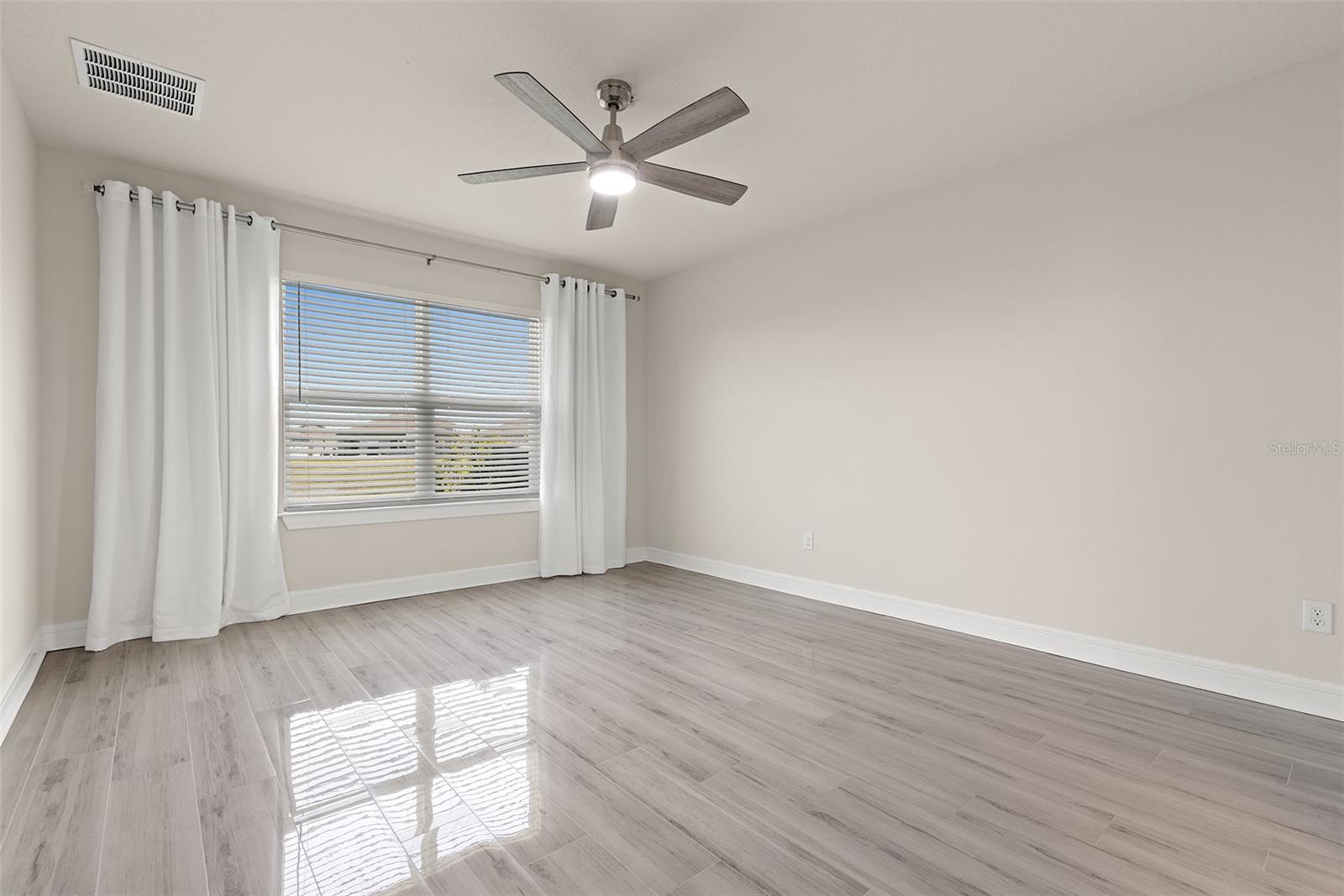 Image 7 of 38 For 9256 Royal River Circle