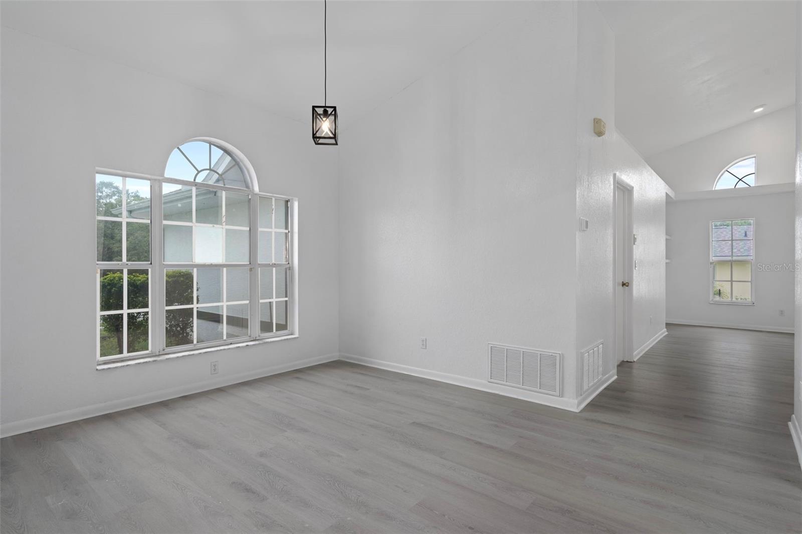 Listing photo id 10 for 201 Oak Lake Drive