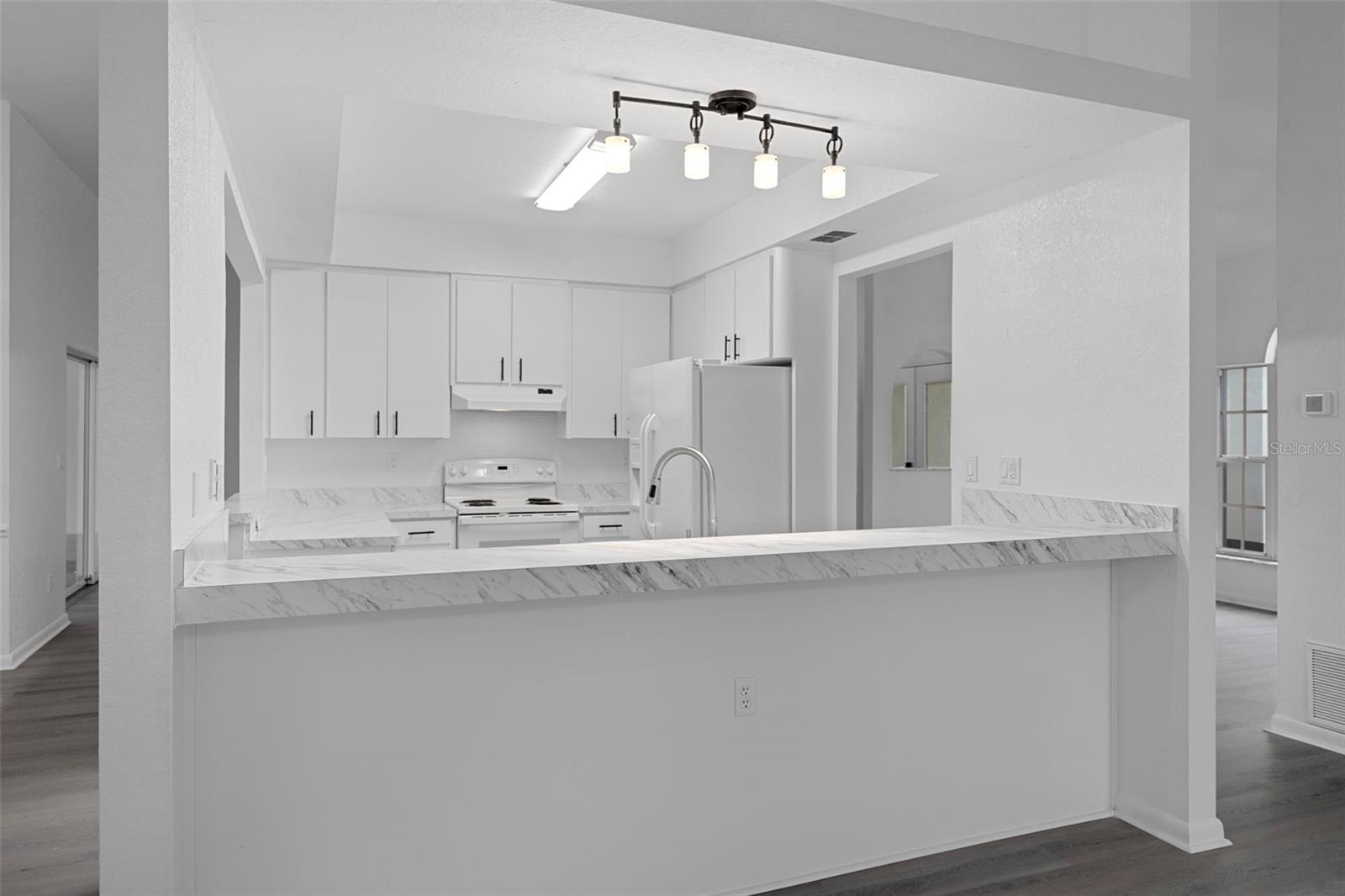 Listing photo id 12 for 201 Oak Lake Drive