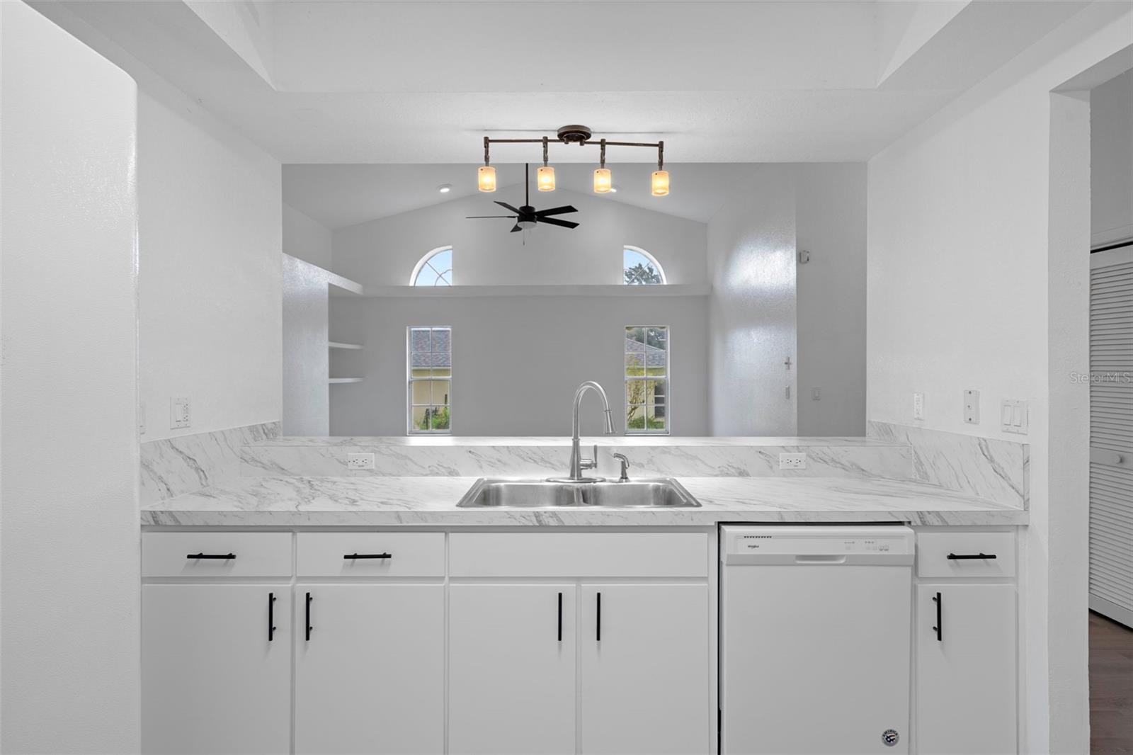 Listing photo id 15 for 201 Oak Lake Drive