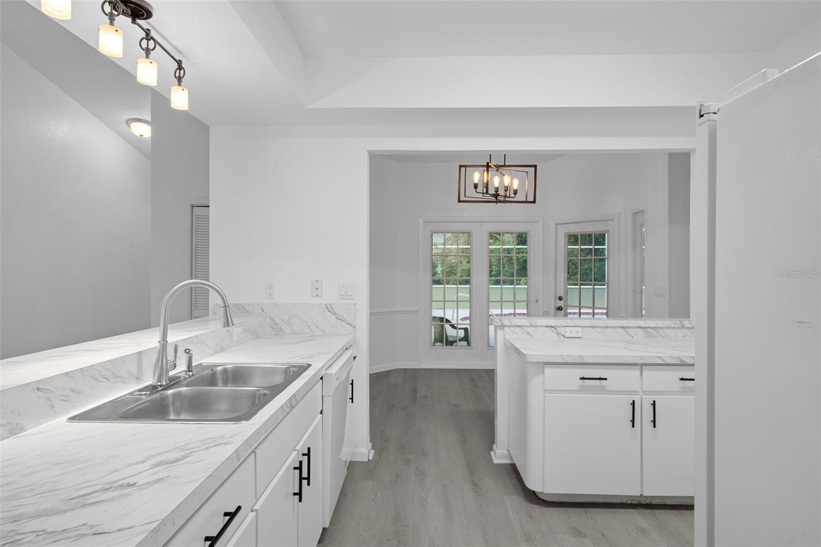 Listing photo id 16 for 201 Oak Lake Drive