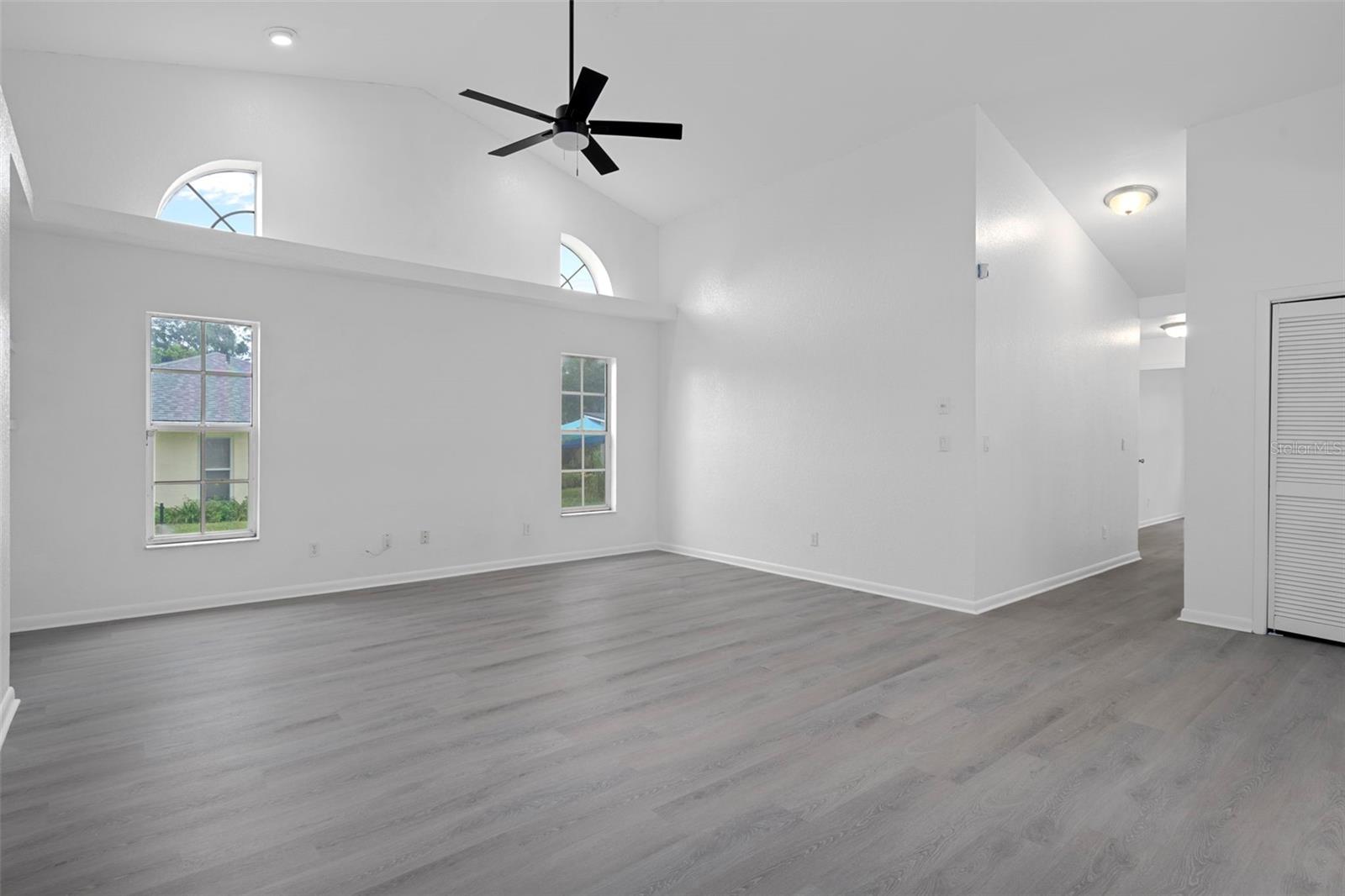 Listing photo id 17 for 201 Oak Lake Drive