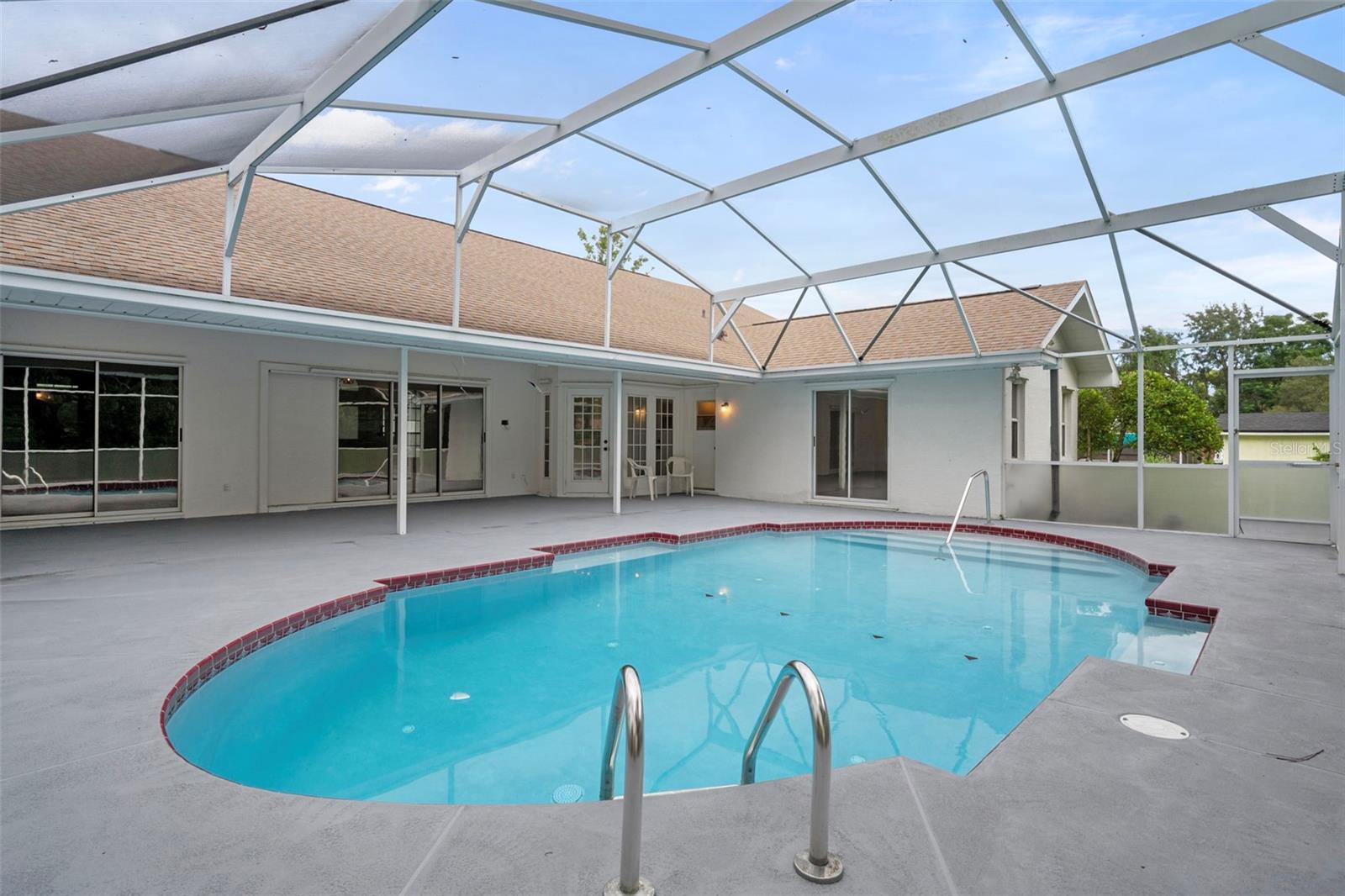 Listing photo id 0 for 201 Oak Lake Drive