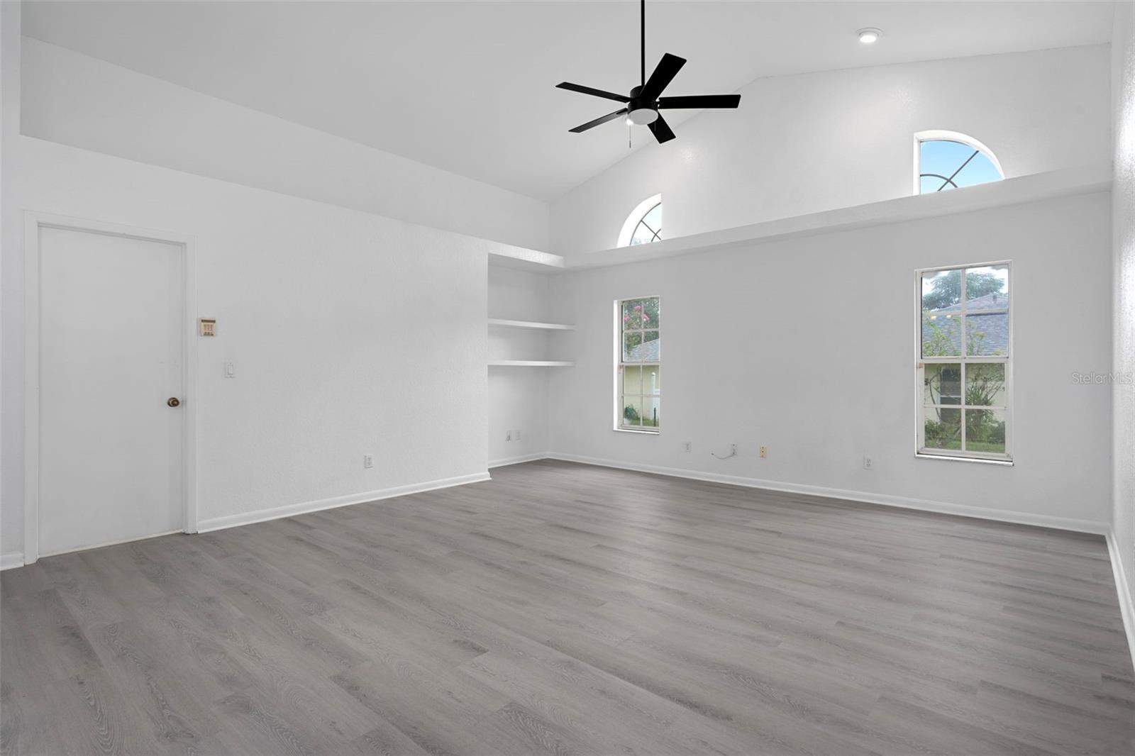Listing photo id 18 for 201 Oak Lake Drive
