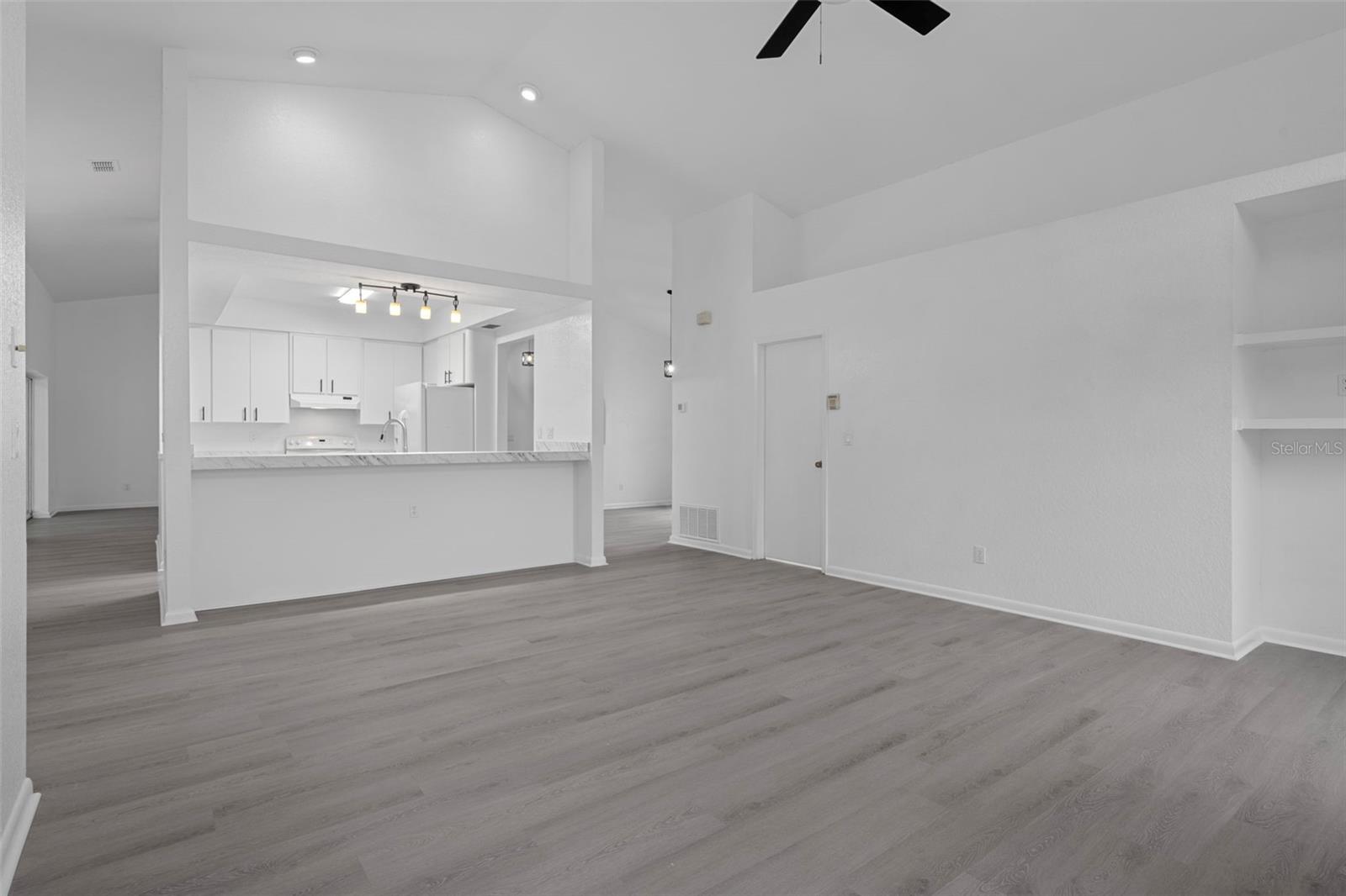 Listing photo id 19 for 201 Oak Lake Drive