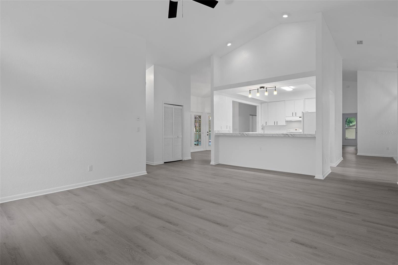 Listing photo id 20 for 201 Oak Lake Drive