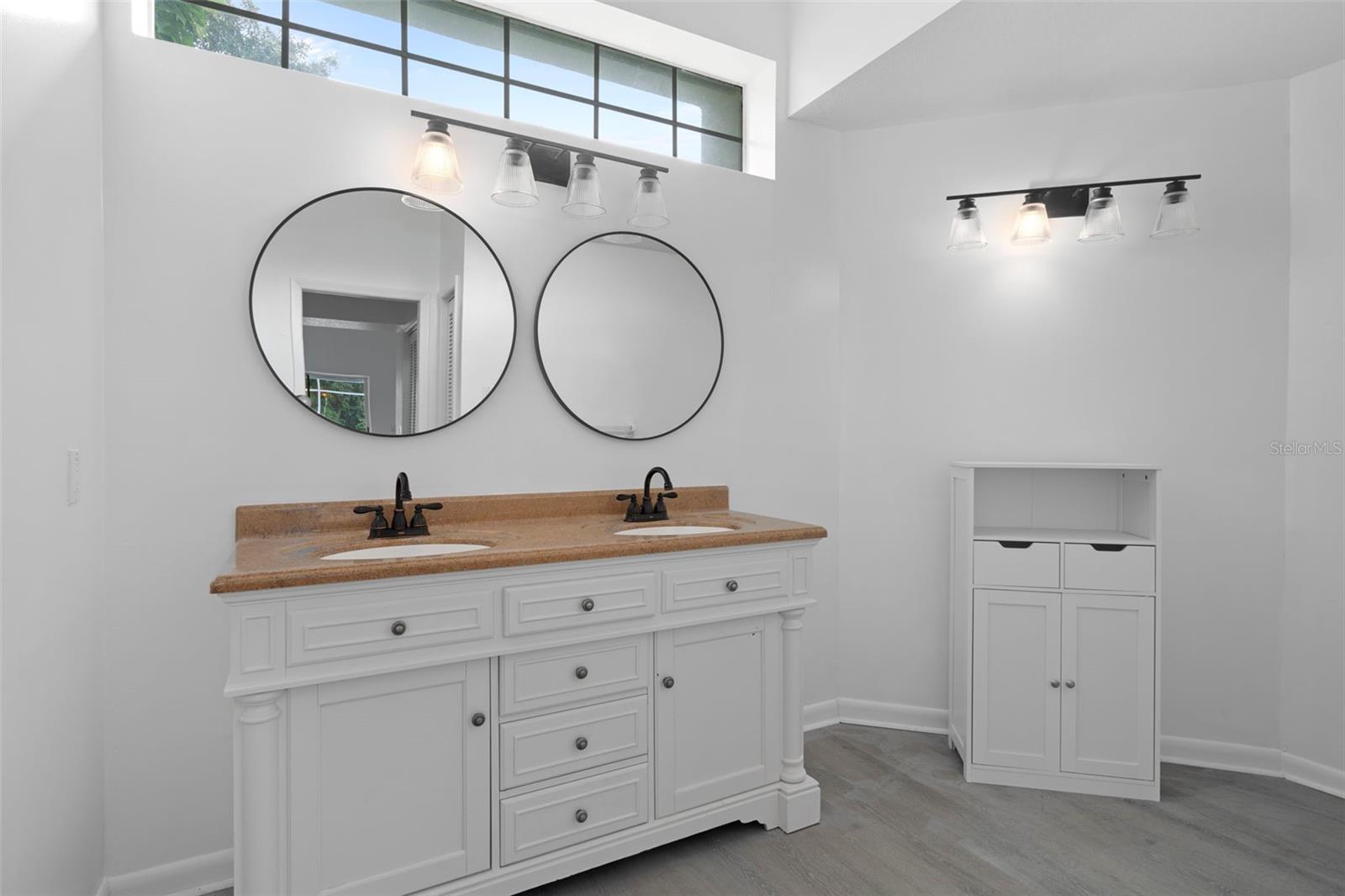 Listing photo id 26 for 201 Oak Lake Drive