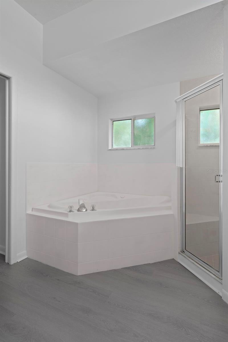 Listing photo id 28 for 201 Oak Lake Drive