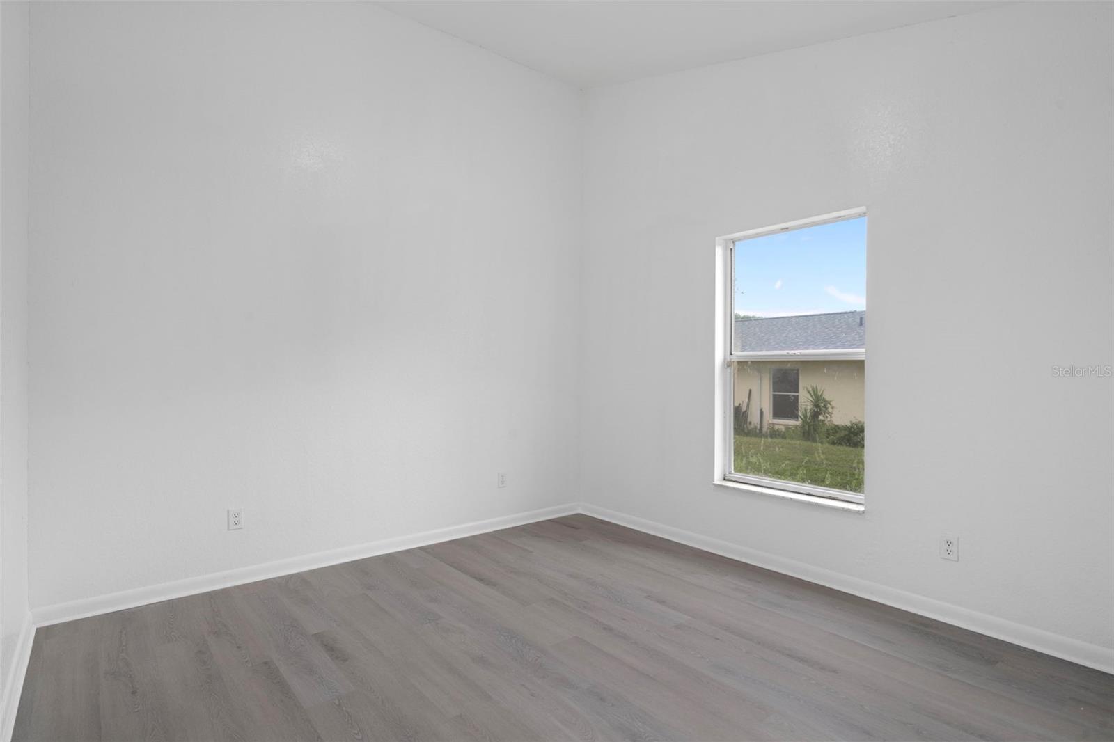 Listing photo id 34 for 201 Oak Lake Drive