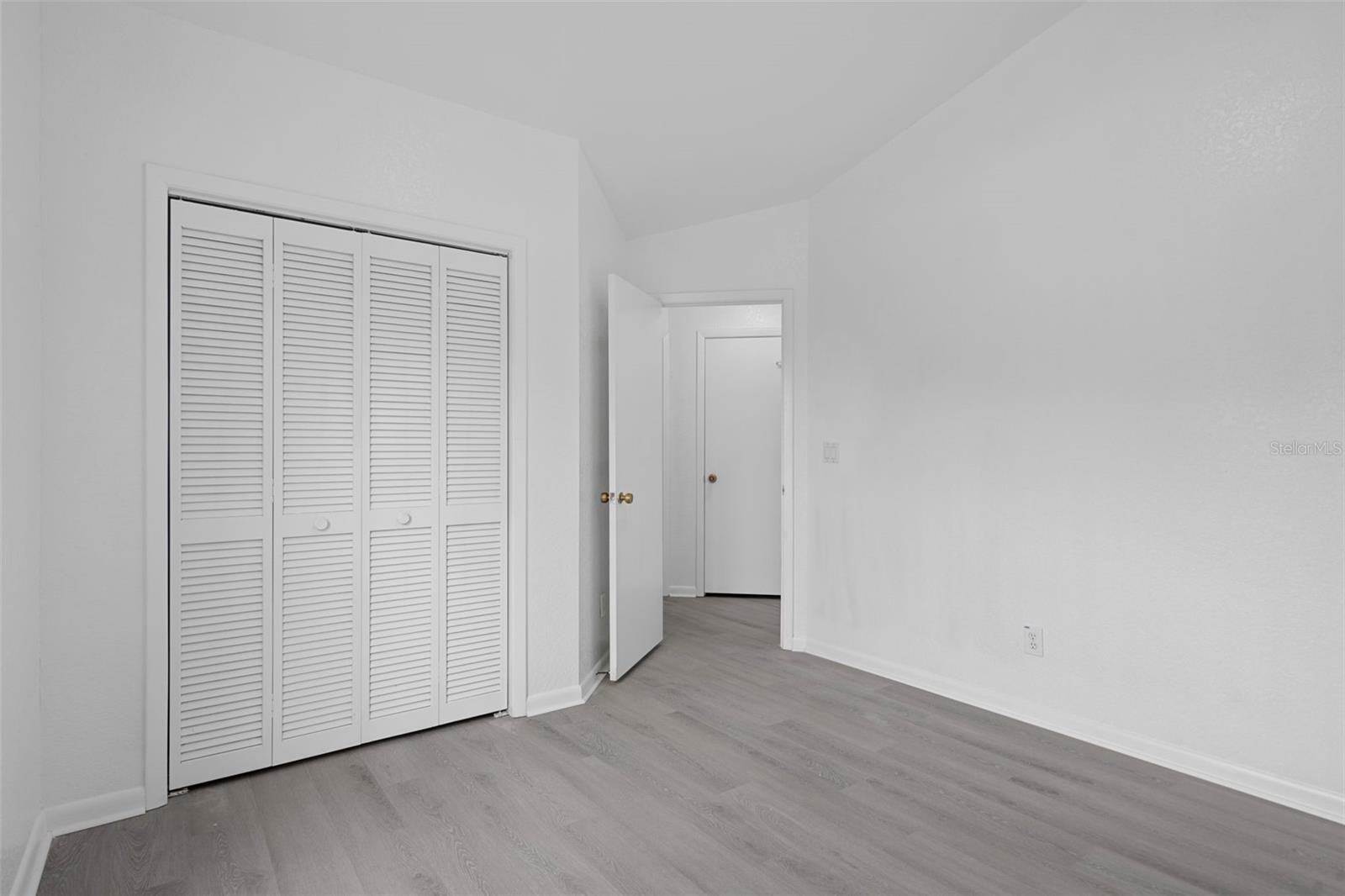 Listing photo id 35 for 201 Oak Lake Drive