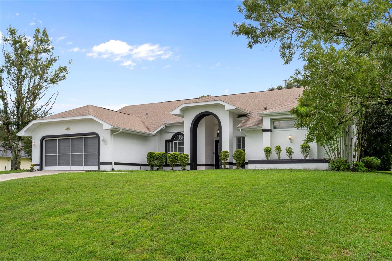Listing photo id 2 for 201 Oak Lake Drive