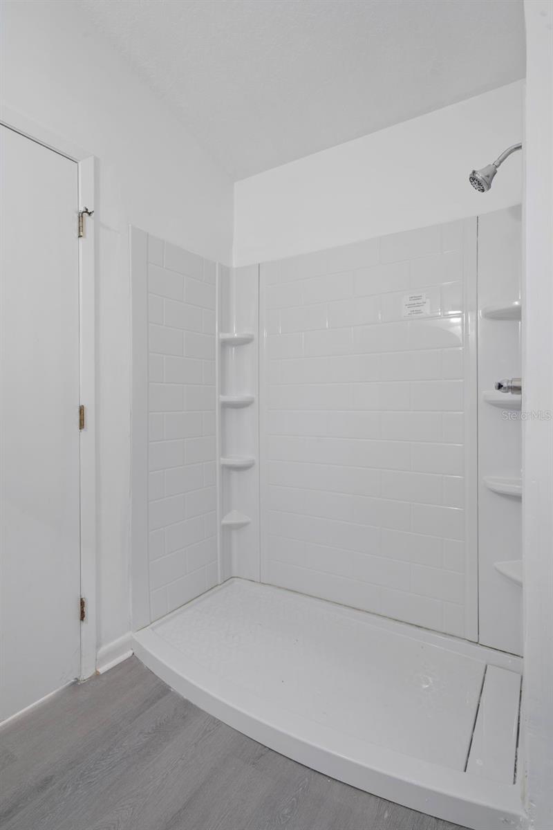 Listing photo id 39 for 201 Oak Lake Drive