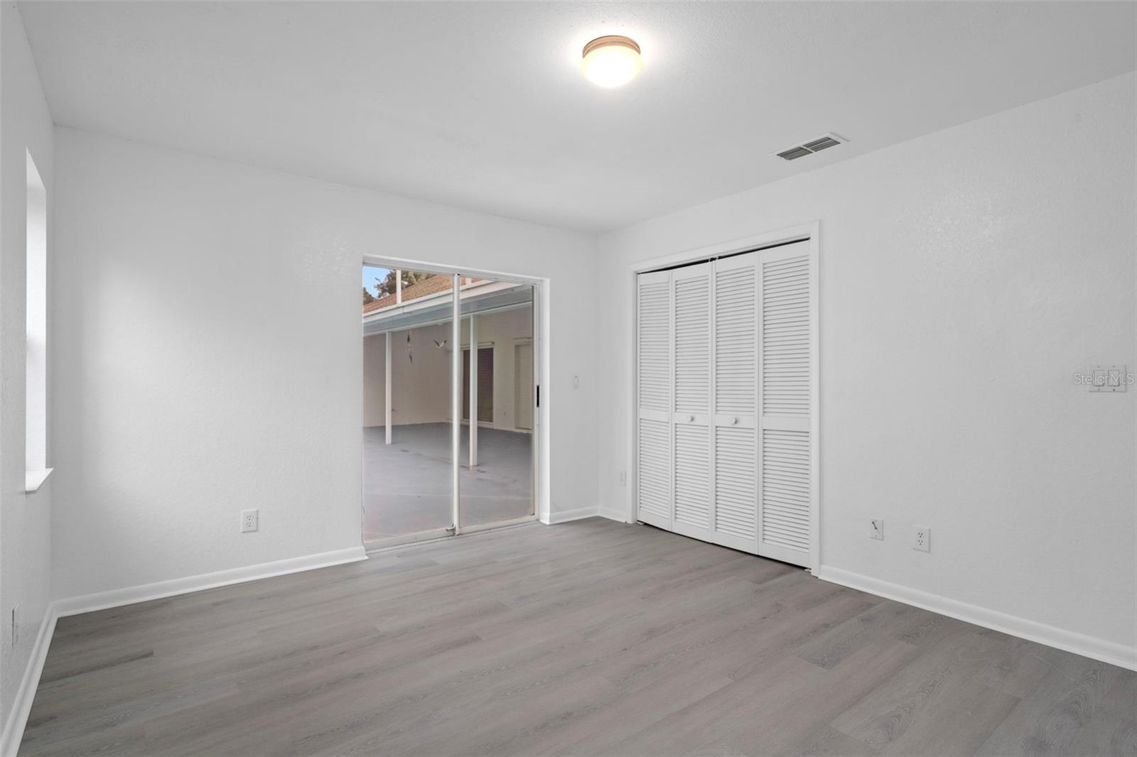 Listing photo id 42 for 201 Oak Lake Drive