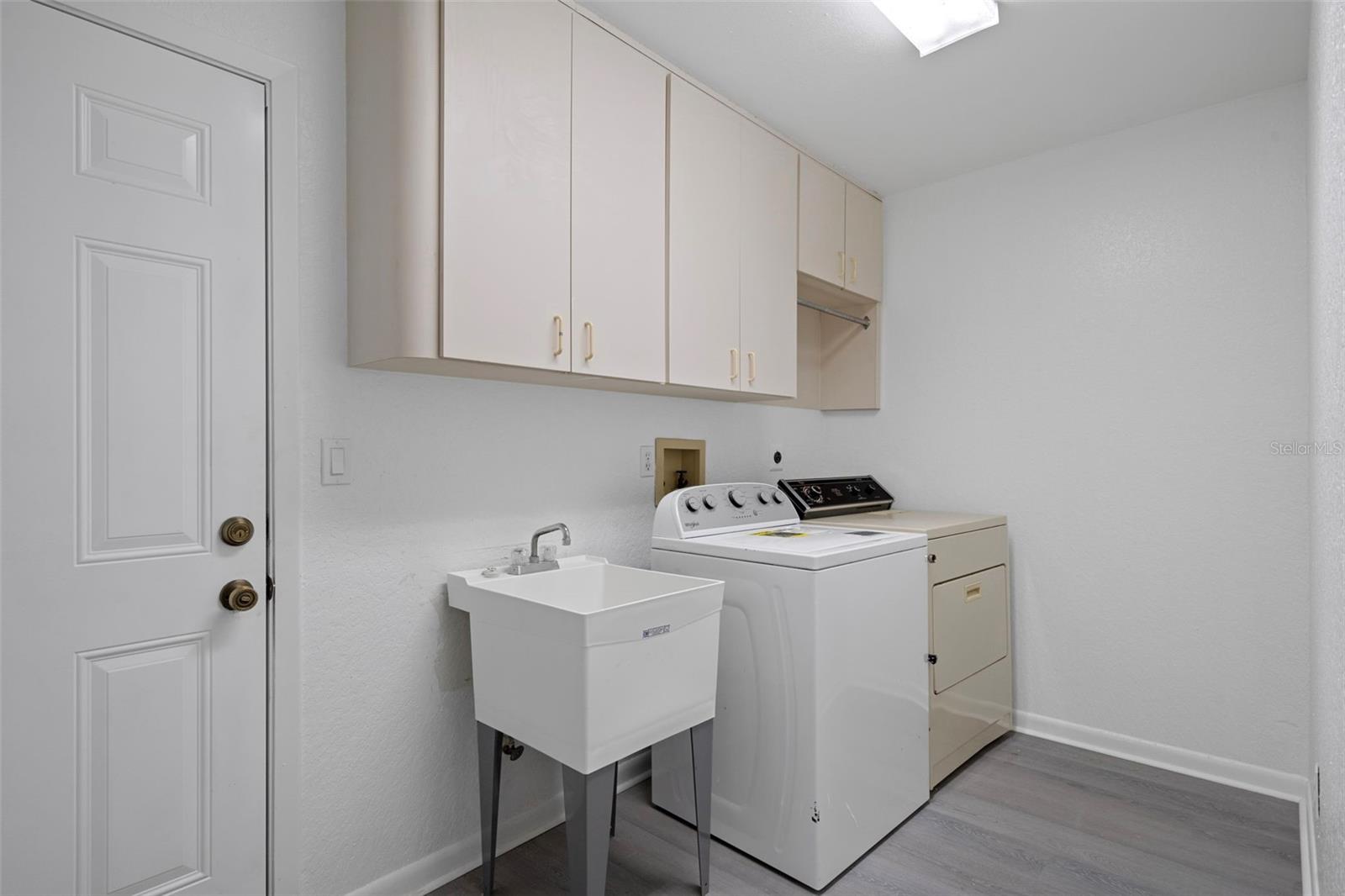 Listing photo id 44 for 201 Oak Lake Drive