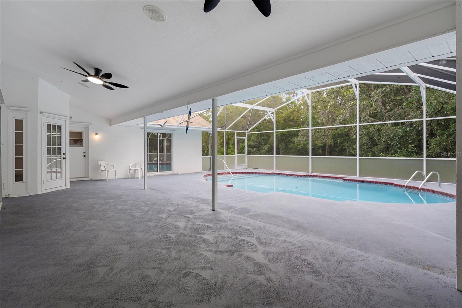 Listing photo id 47 for 201 Oak Lake Drive