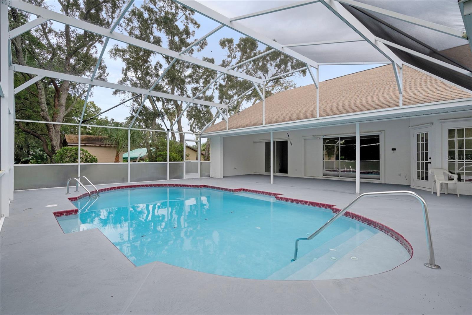 Listing photo id 51 for 201 Oak Lake Drive