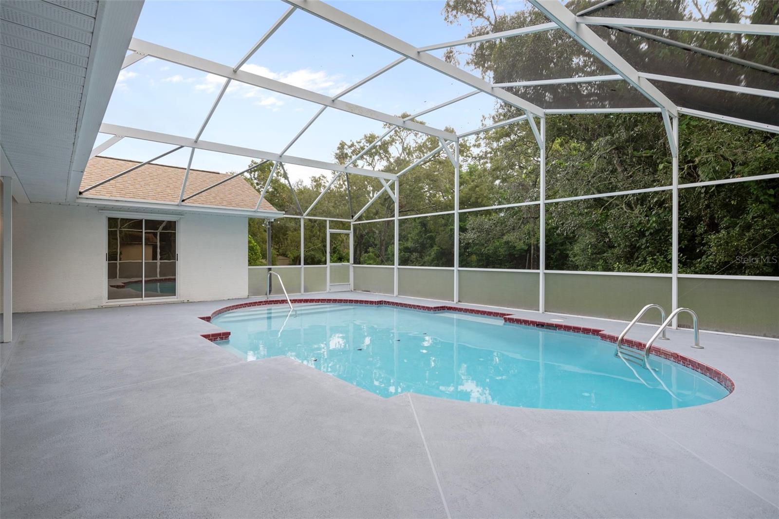 Listing photo id 53 for 201 Oak Lake Drive