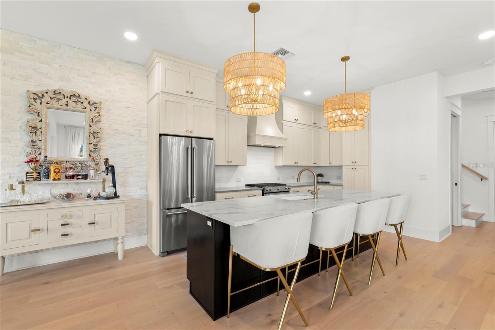 Listing photo id 10 for 3721 Iris Street N