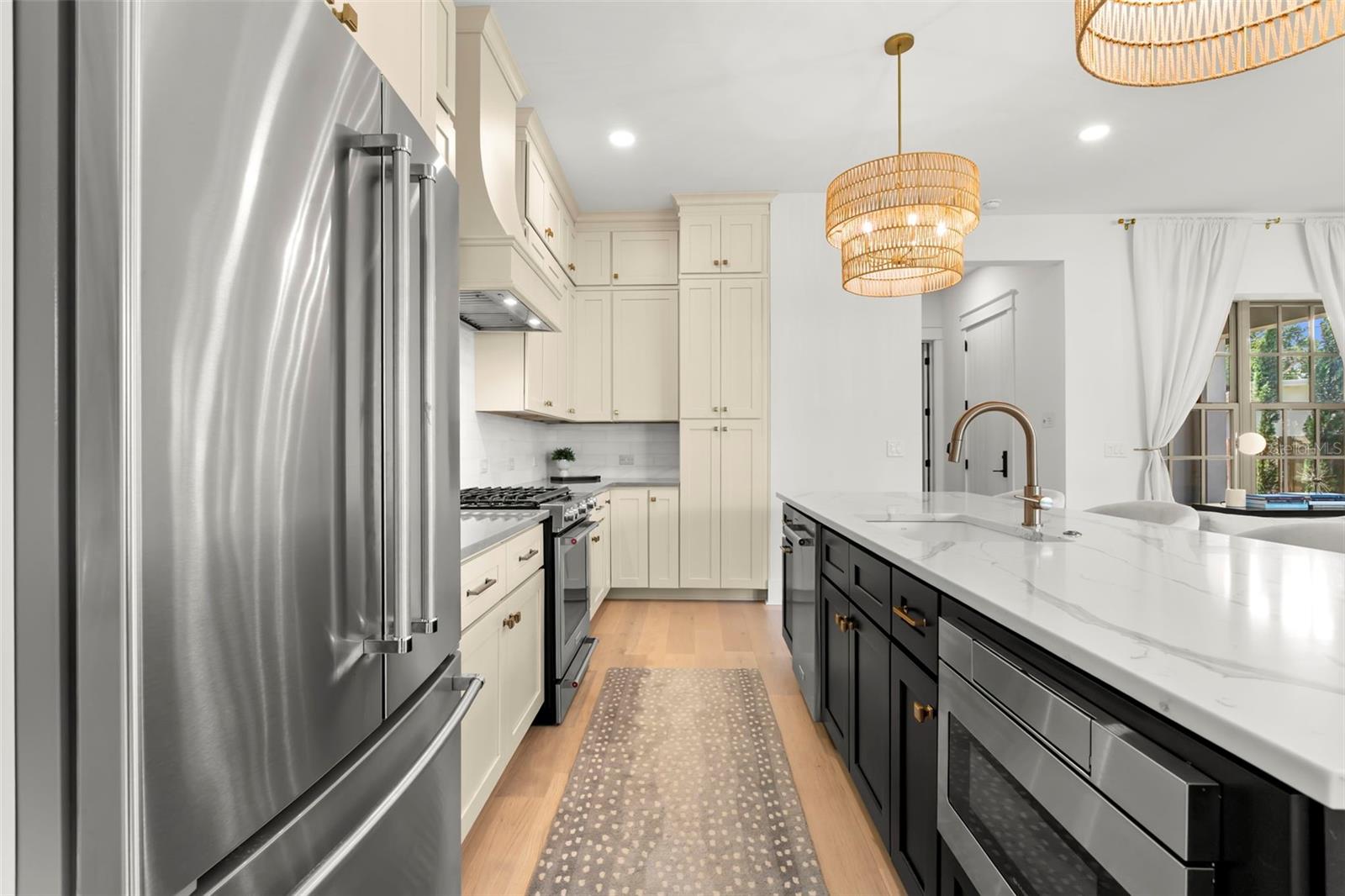 Listing photo id 11 for 3721 Iris Street N