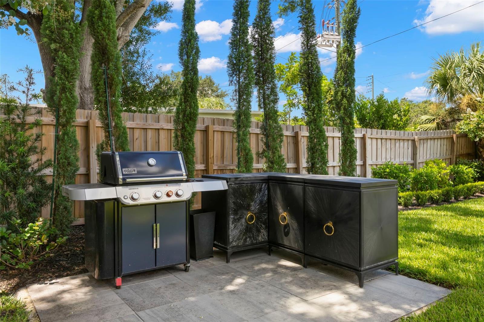 Listing photo id 23 for 3721 Iris Street N