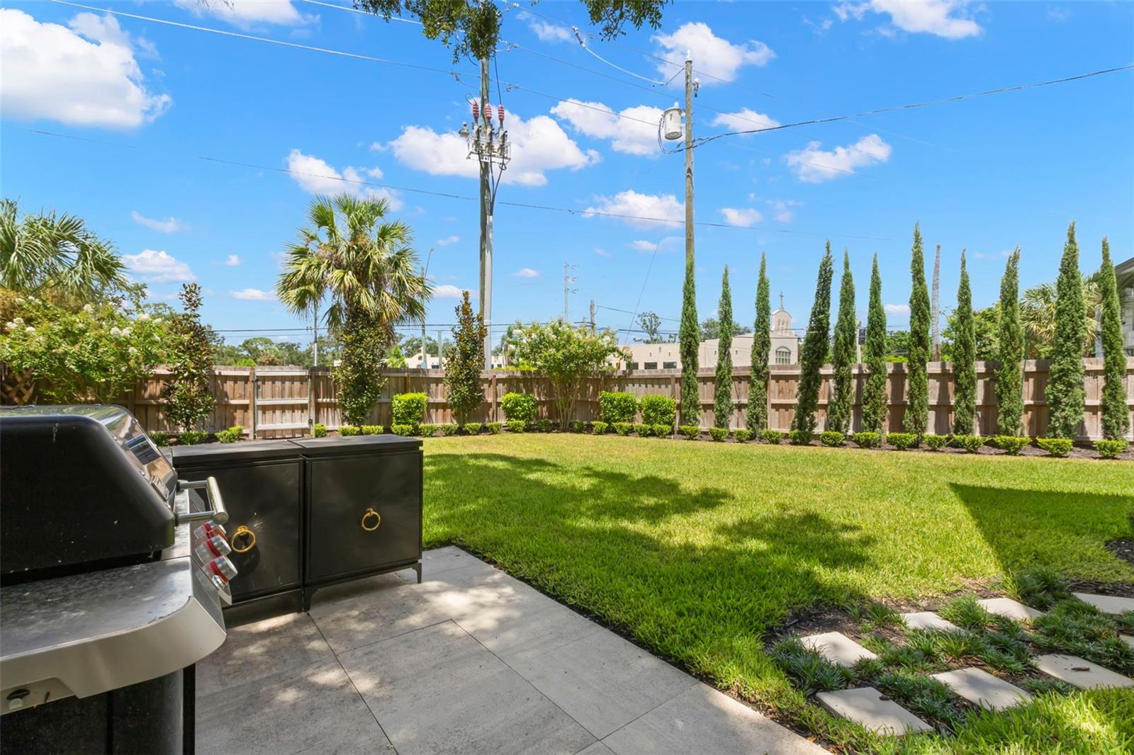 Listing photo id 24 for 3721 Iris Street N