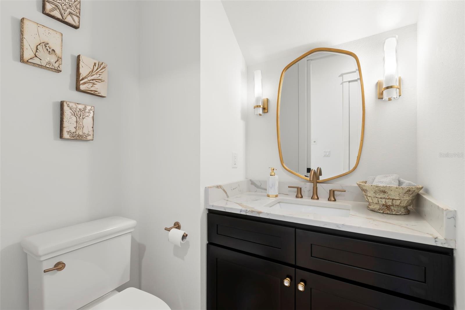 Listing photo id 27 for 3721 Iris Street N