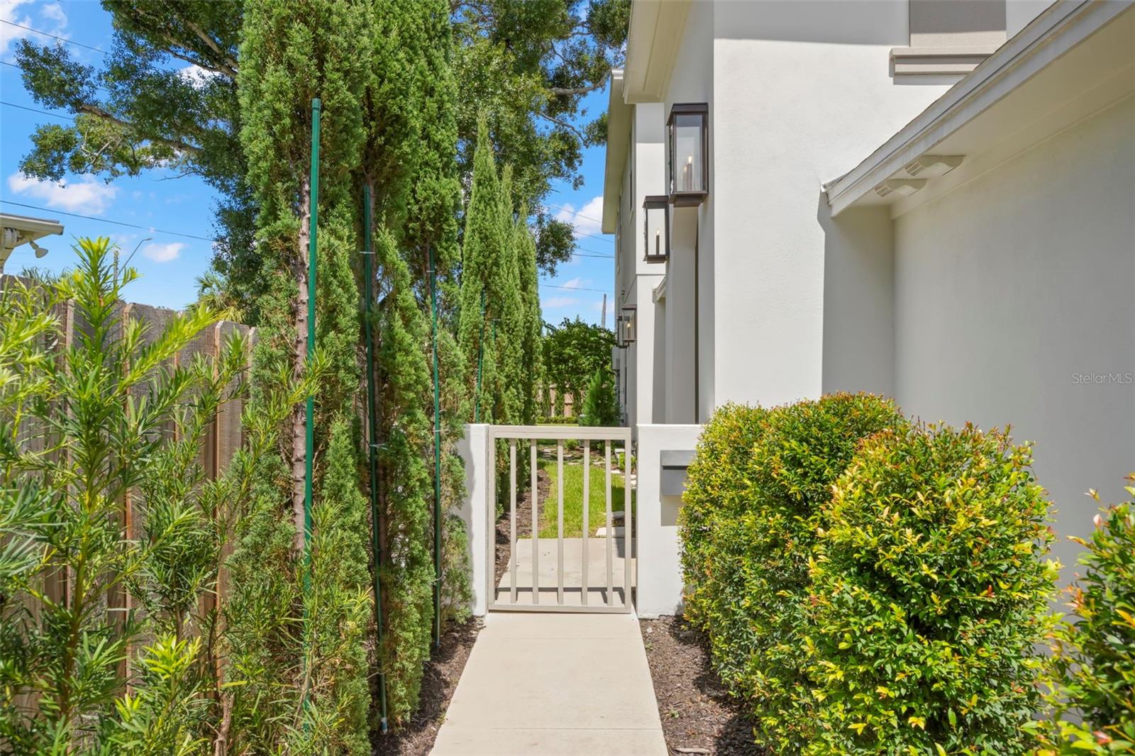 Listing photo id 1 for 3721 Iris Street N