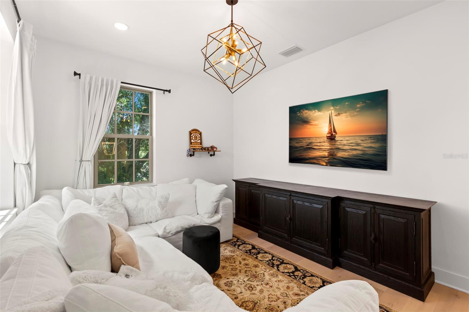 Listing photo id 39 for 3721 Iris Street N