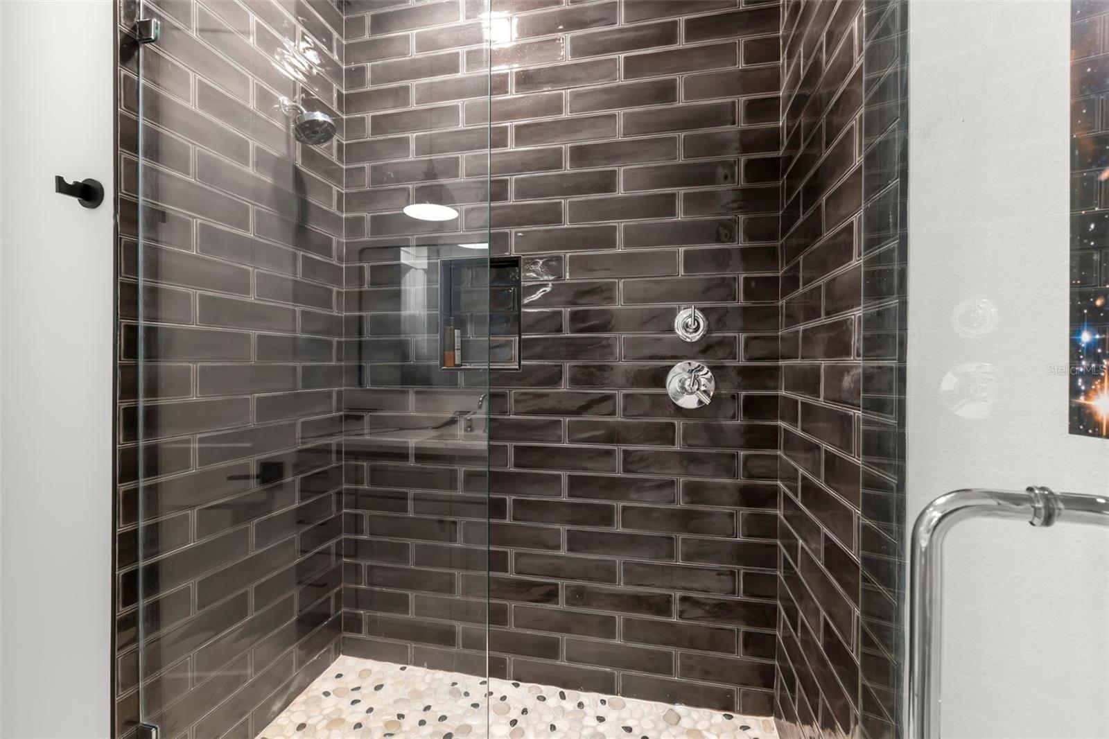 Listing photo id 44 for 3721 Iris Street N
